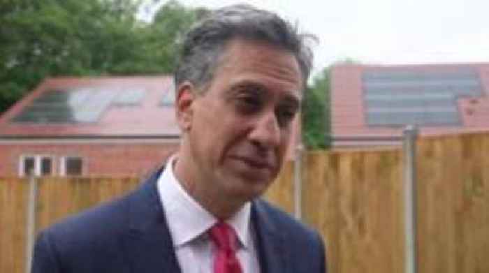 Most new build homes must have solar panels - Miliband