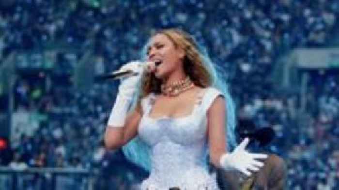 Cowboy Beyoncé dazzles nearly sold-out stadium
