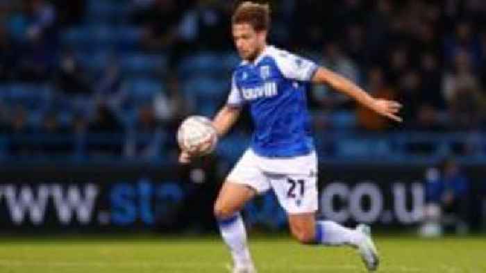 Gillingham's Williams agrees new one-year deal