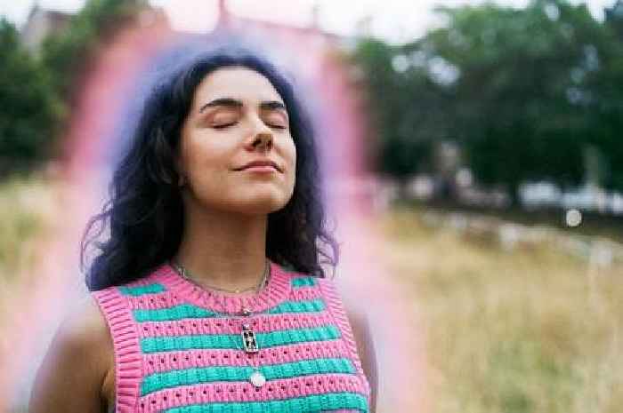 Humans emit a faint glow that disappears when we die, scientists say