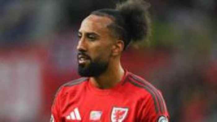 Wales winger Thomas signs for Stoke