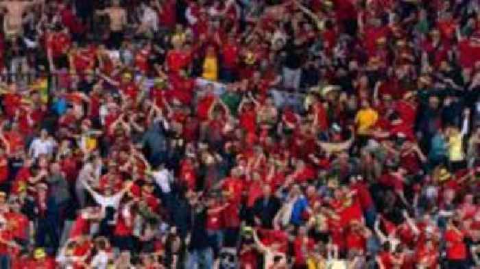 Cefnogwr Cymru yn disgyn o haen uchaf stadiwm Gwlad Belg