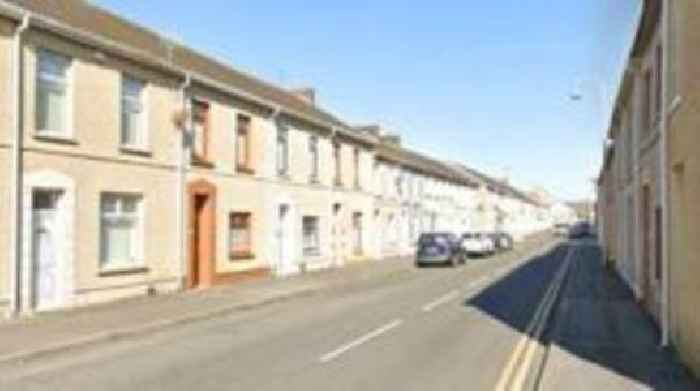 Galw swyddogion ffrwydron ar ôl arestio dyn yn Llanelli