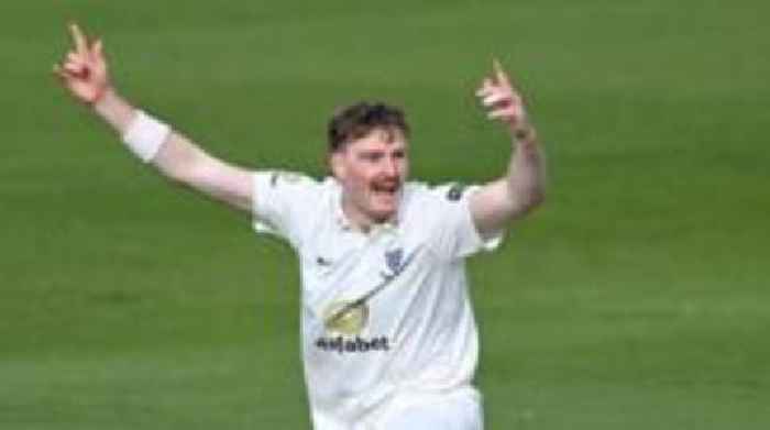 Sussex seamer Hunt signs new deal