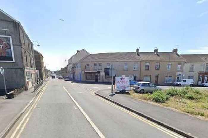 Bomb squad descends on Llanelli street as homes evacuated and roads closed