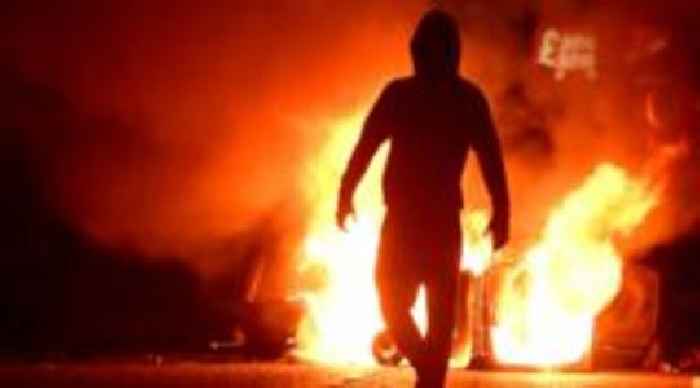 Violence continues in Northern Ireland for third night