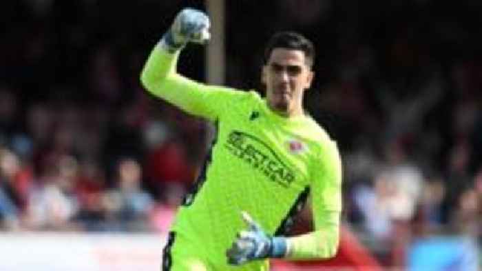 Reading keeper Pereira extends stay despite other offers