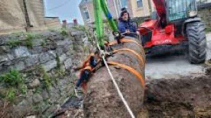 Divers honoured after WW2 bomb bravery
