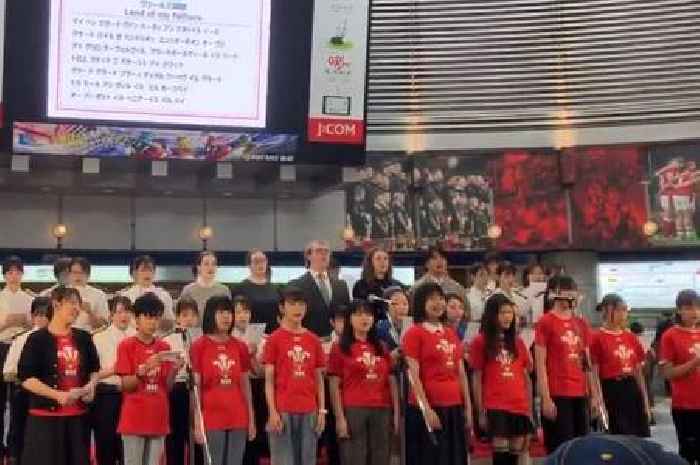 Schoolchildren burst into brilliant Welsh national anthem at Japanese train station