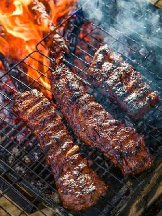 News24 | Reuben Riffel’s pork ribs with BBQ sauce