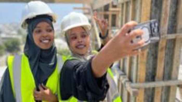 The women at the centre of Somalia's construction boom