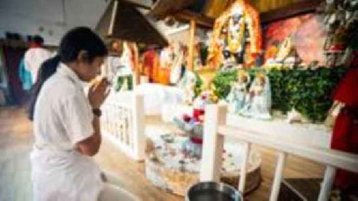 Candlelit vigil held for plane crash victims