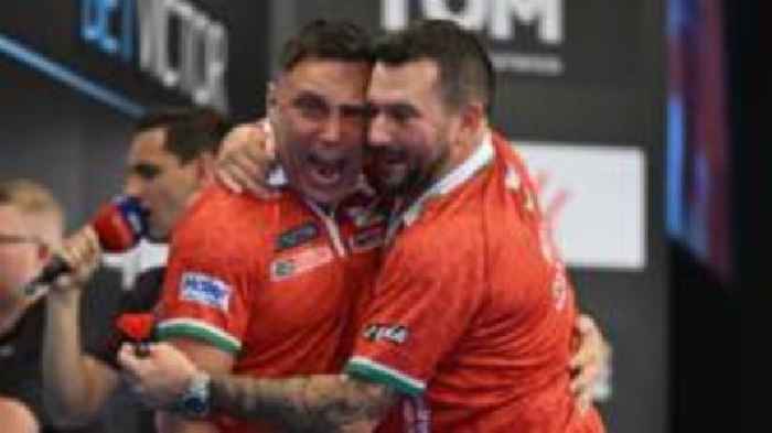 Gerwyn Price a Jonny Clayton yn colli yn ffeinal Cwpan Dartiau'r Byd