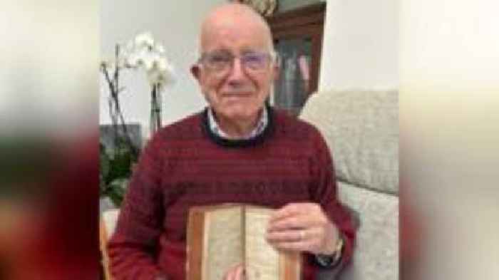 Gwefr prynu Beibl 'sydd mor brin â dannedd iâr'