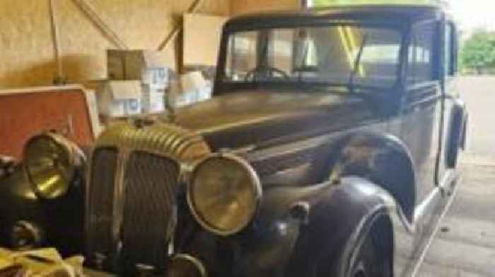 Car 'fit for a king' auctioned after barn find