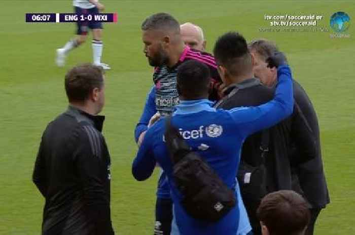 Injured Tony Bellew helped off pitch at Soccer Aid as worrying message emerges