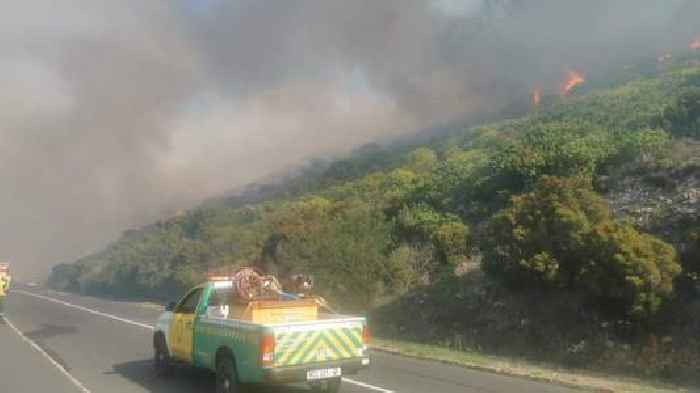 News24 | Boyes Drive closed to traffic as firefighters battle Muizenberg mountain fire