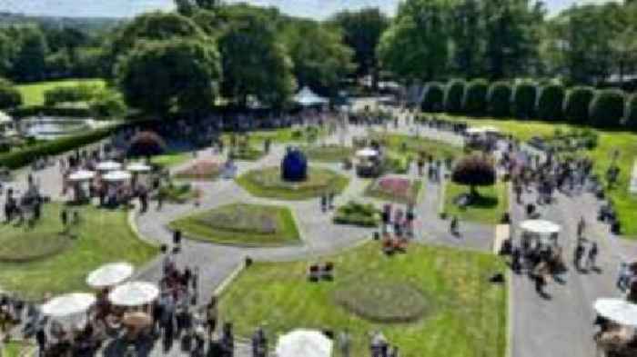 Thousands head to Antiques Roadshow filming in park