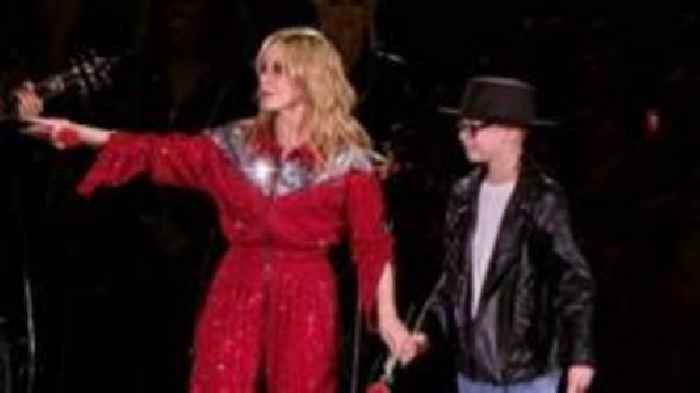 Kylie's musical duet as boy dresses as Jason