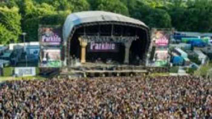 Festival hit by stage closure over crowd safety