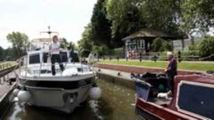 Thames lock keepers suspend strike after new offer