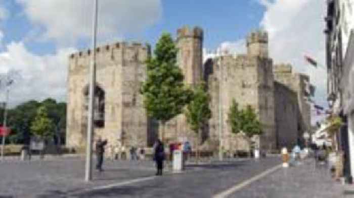 Sut mae stryd fawr Caernarfon yn ffynnu wrth i eraill fethu?