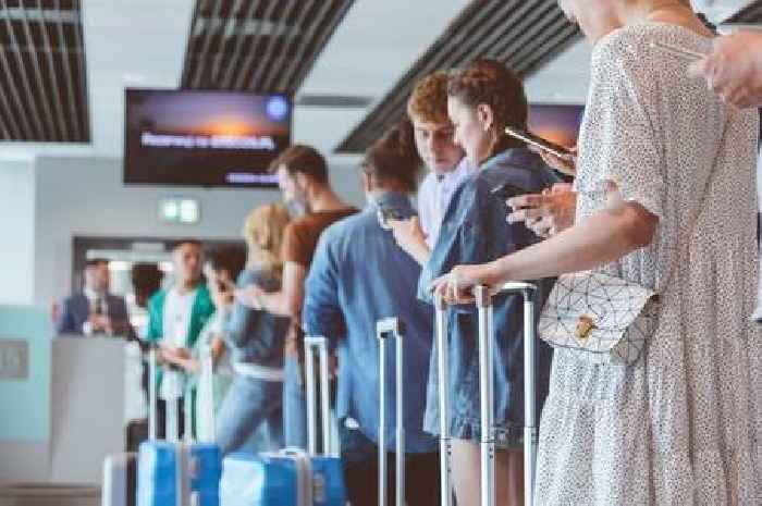 Tourist teases Brits because of difference between EU and UK queue at Spanish airport