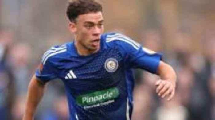 Accrington sign midfielder Sinclair from non-league