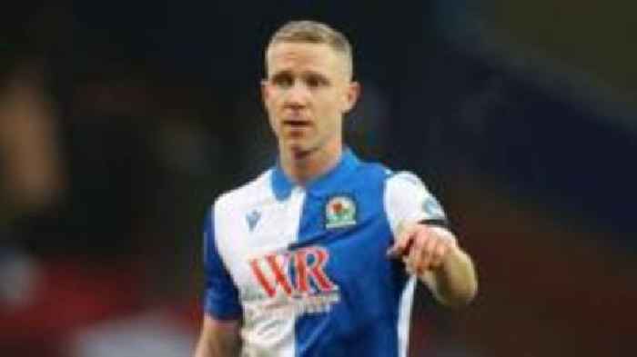 Midfielder Forshaw signs new Blackburn deal