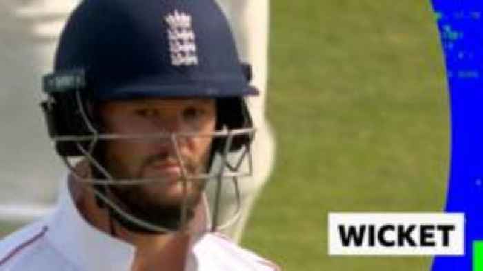 Duckett bowled by Bumrah for 62