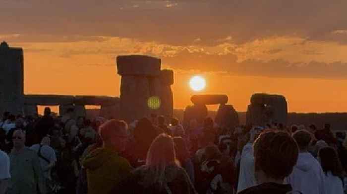 Thousands watch summer solstice sunrise at Stonehenge - on what could be hottest day of year so far