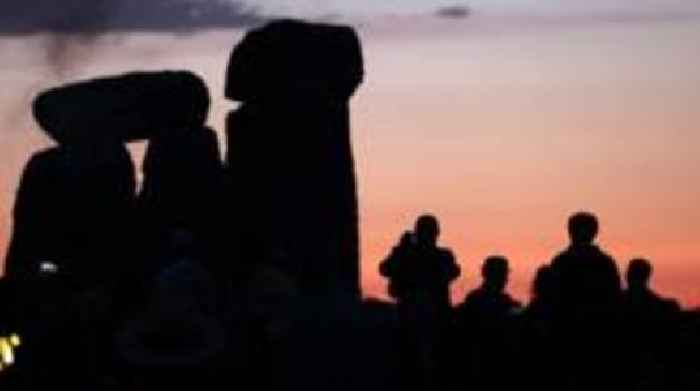 Watch: Thousands celebrate summer solstice at Stonehenge