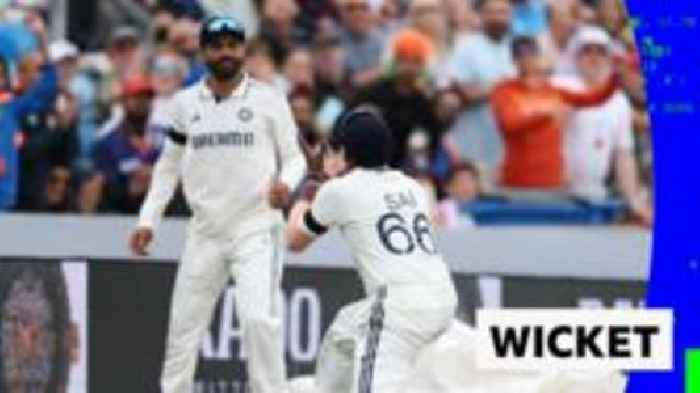 Smith dismissed by brilliant relay catch