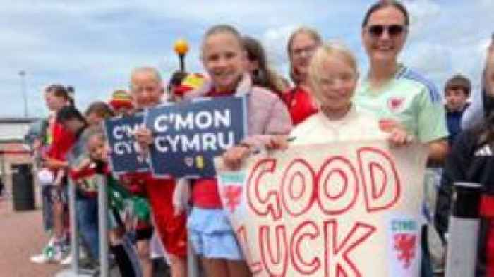 Cannoedd yn ffarwelio â'r tîm pêl-droed cyn pencampwriaeth Ewro 2025