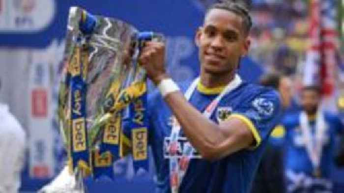 Wimbledon sign Lincoln midfielder Smith