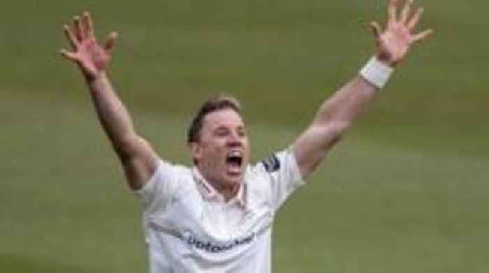 Van Beek leads Leicestershire victory bid against  Glamorgan