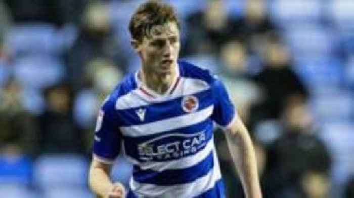 Reading defender Stickland signs new one-year deal