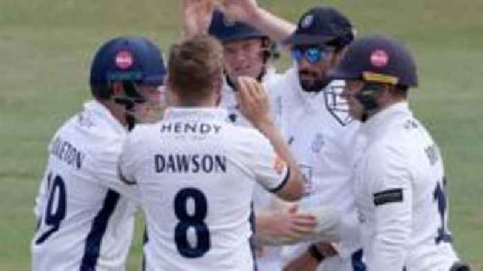 Dawson stars to put Hampshire on top at Essex