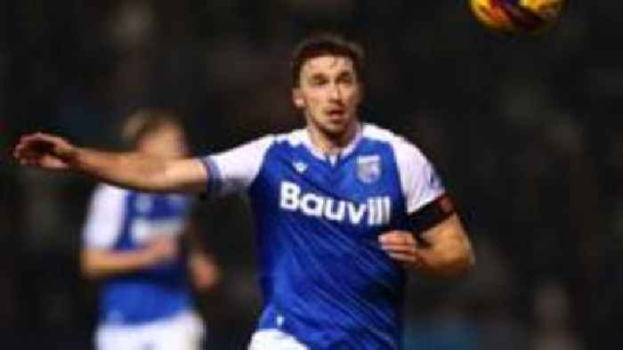 Masterson signs new one-year deal with Gillingham