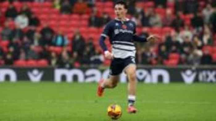 Full-back McNamara signs new Millwall contract