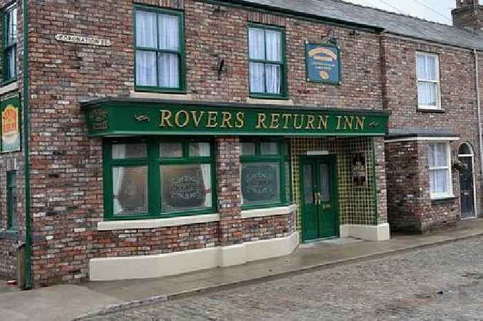 Coronation Street fans speechless as 2000s legend 'returns' 14 years after exit