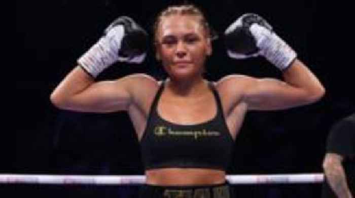 Amateur boxer, 18, signs professional contract