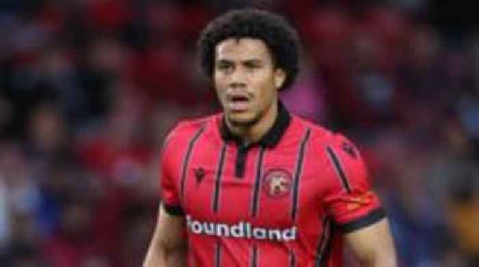 Walsall defender Farquharson signs new contract
