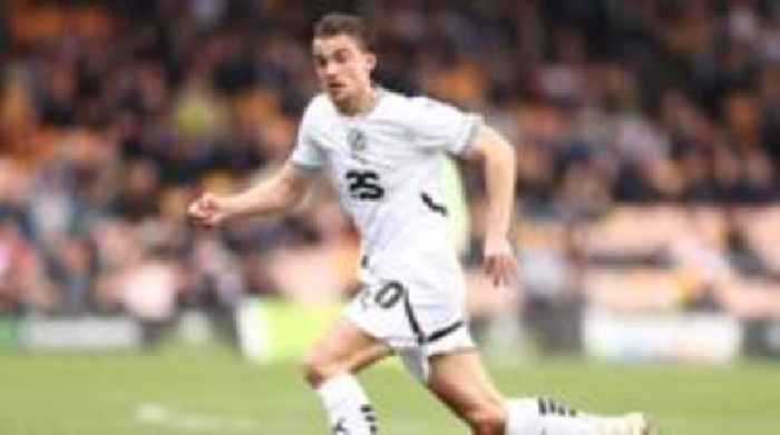 Shrewsbury sign Sang from Port Vale