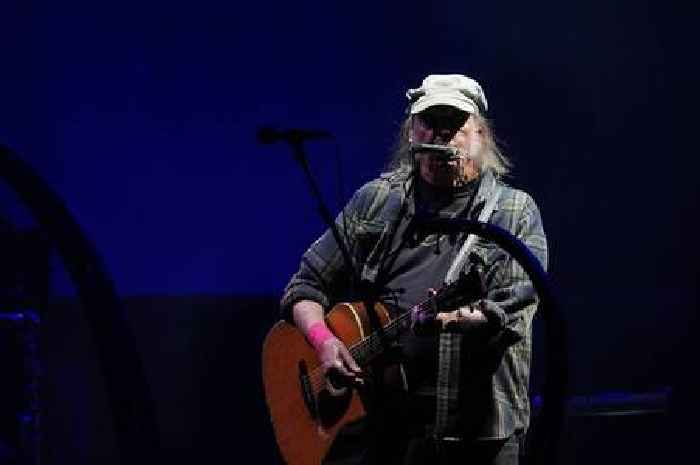 Neil Young's Glastonbury festival headline set 'issue' as fans say 'shame'