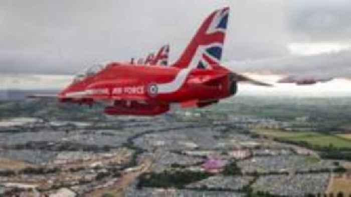 Red Arrows fly over Glastonbury as Pulp perform