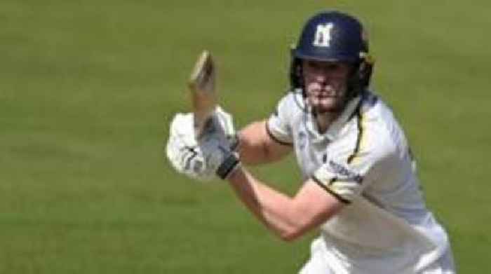 Sussex take late wickets to halt Bears' progress