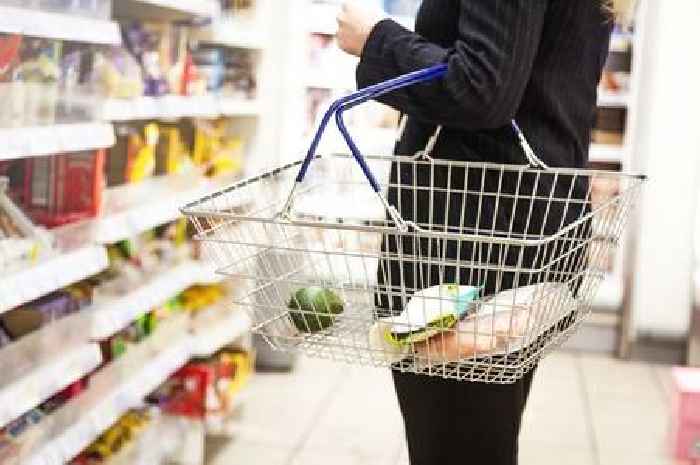 Supermarkets told to cut 100 calories from customers' baskets in obesity crackdown