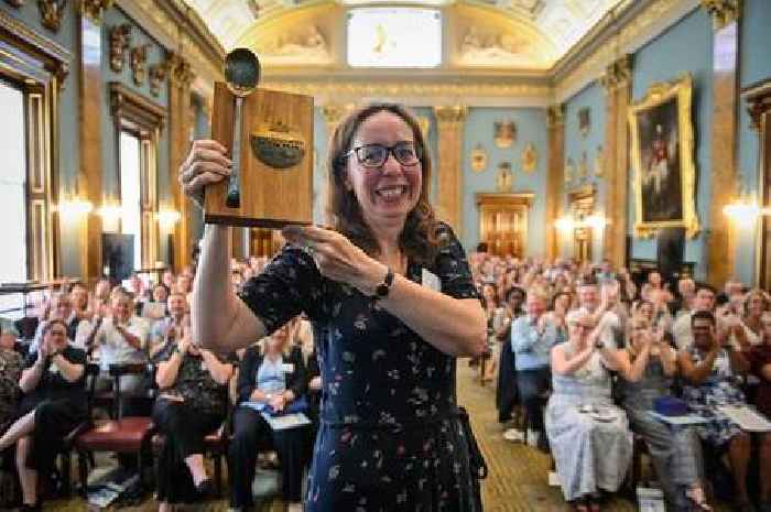 Jamie Oliver praises  teacher whose food passion 'changes lives'