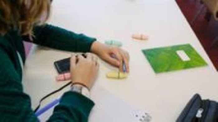 Thousands of parents support under-14 phone ban